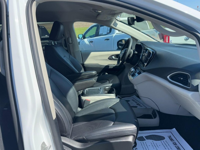 Chrysler Pacifica Vehicle Full-screen Gallery Image 16