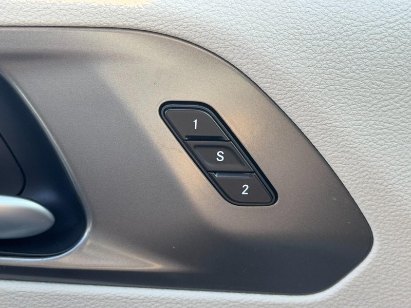 Chrysler Pacifica Vehicle Full-screen Gallery Image 17