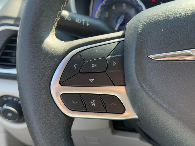 Chrysler Pacifica Vehicle Full-screen Gallery Image 18