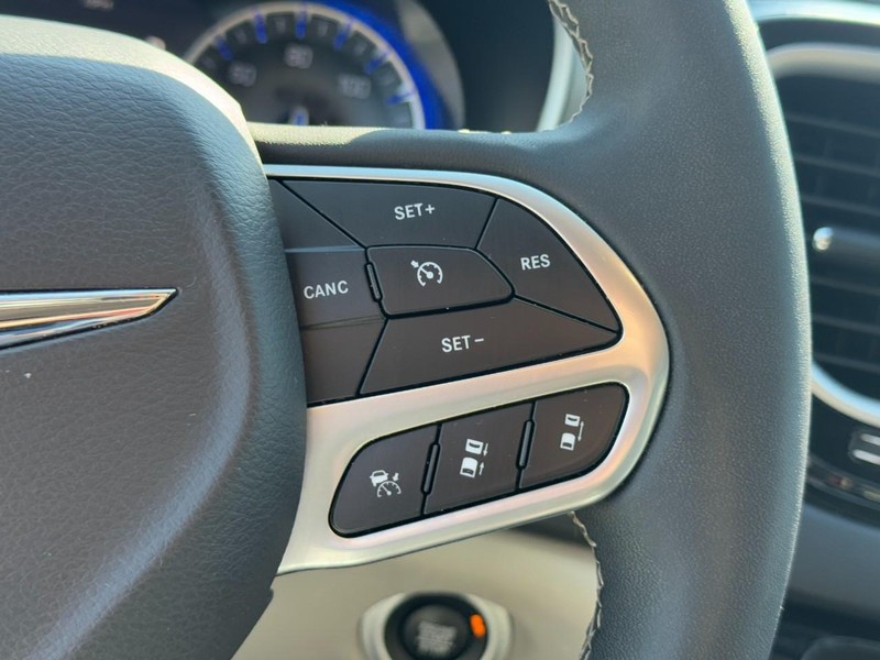 Chrysler Pacifica Vehicle Full-screen Gallery Image 19