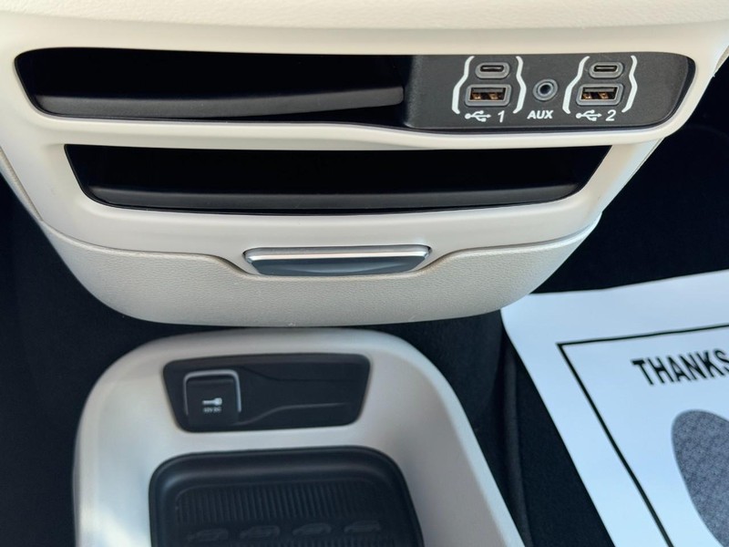 Chrysler Pacifica Vehicle Full-screen Gallery Image 22