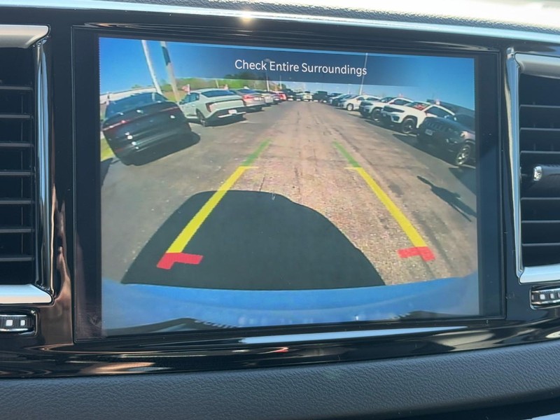 Chrysler Pacifica Vehicle Full-screen Gallery Image 24