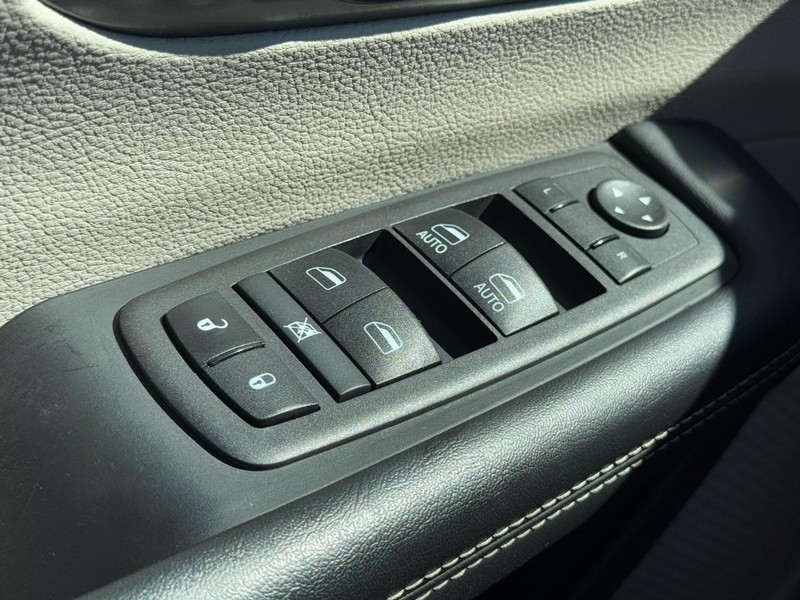 Chrysler Pacifica Vehicle Full-screen Gallery Image 25