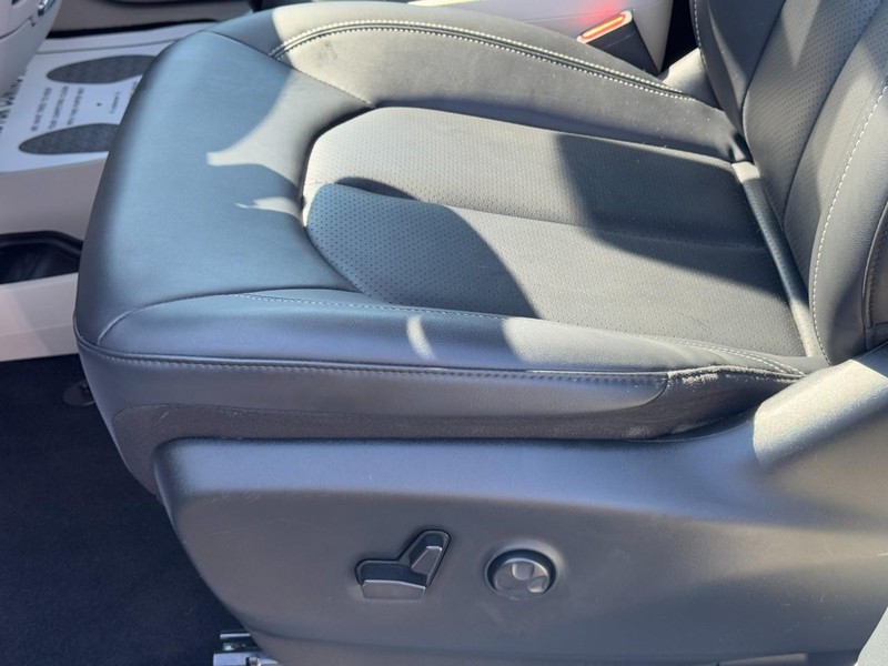 Chrysler Pacifica Vehicle Full-screen Gallery Image 26