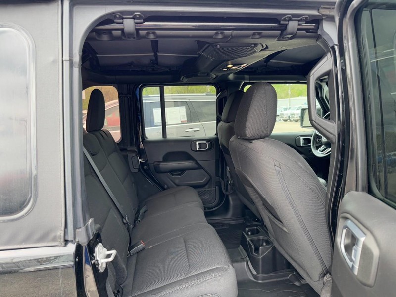 Jeep Wrangler Vehicle Full-screen Gallery Image 10