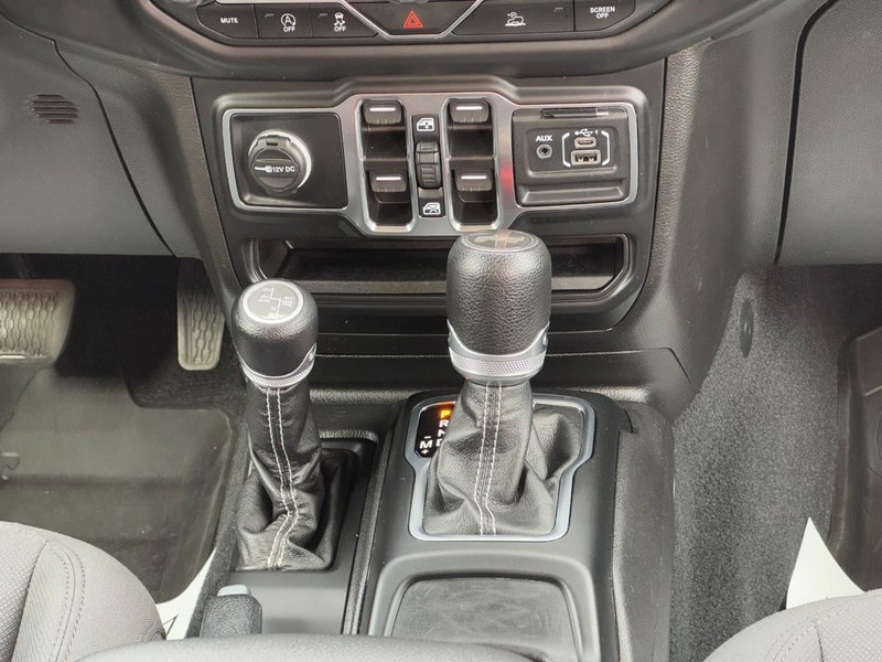 Jeep Wrangler Vehicle Full-screen Gallery Image 14