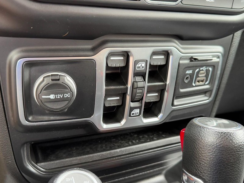 Jeep Wrangler Vehicle Full-screen Gallery Image 18