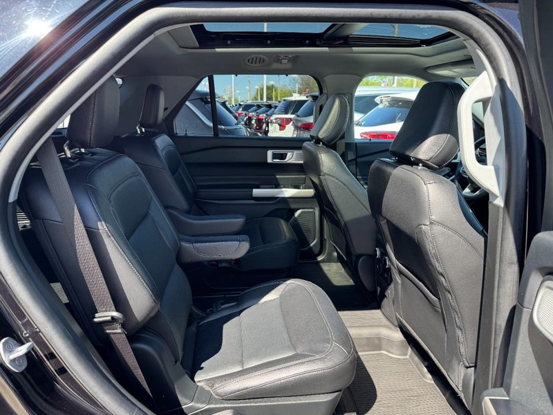 Ford Explorer Vehicle Full-screen Gallery Image 10