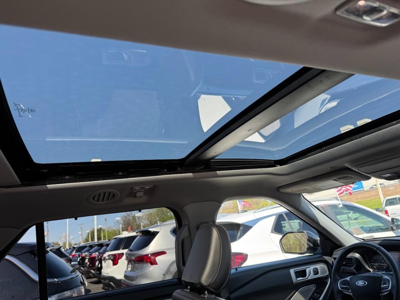 Ford Explorer Vehicle Full-screen Gallery Image 11