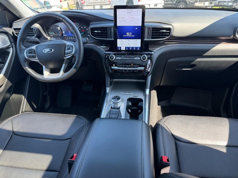 Ford Explorer Vehicle Full-screen Gallery Image 12