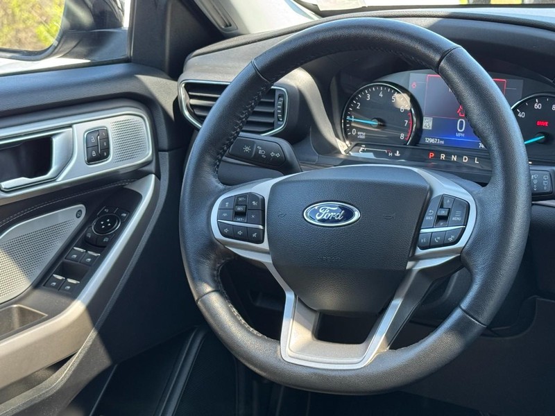 Ford Explorer Vehicle Full-screen Gallery Image 13
