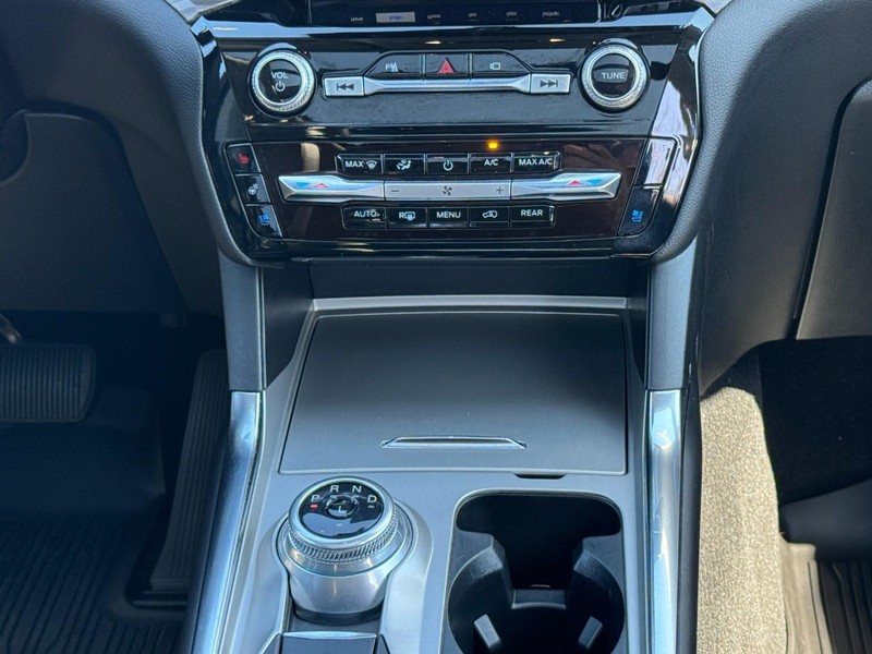 Ford Explorer Vehicle Full-screen Gallery Image 15