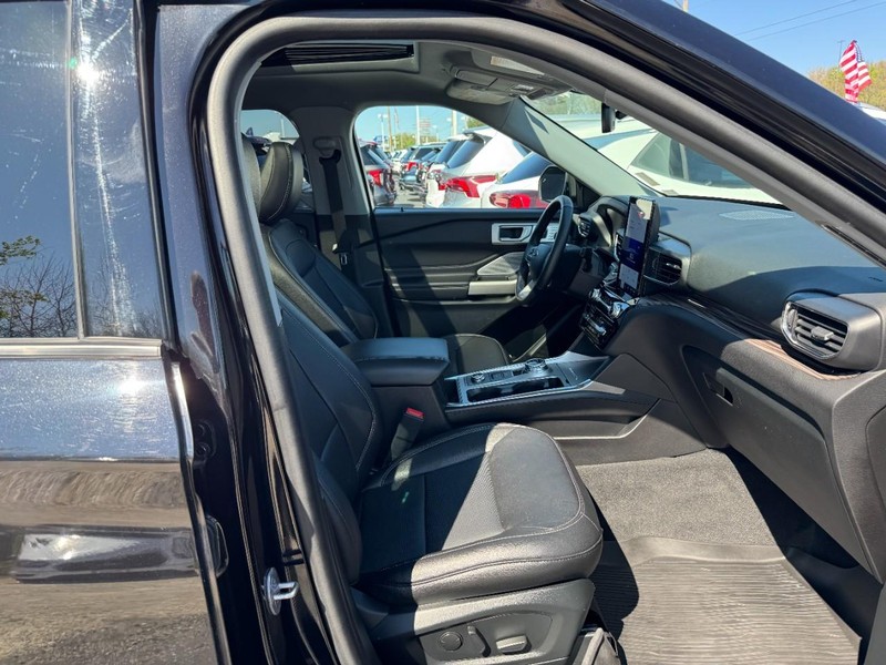Ford Explorer Vehicle Full-screen Gallery Image 16