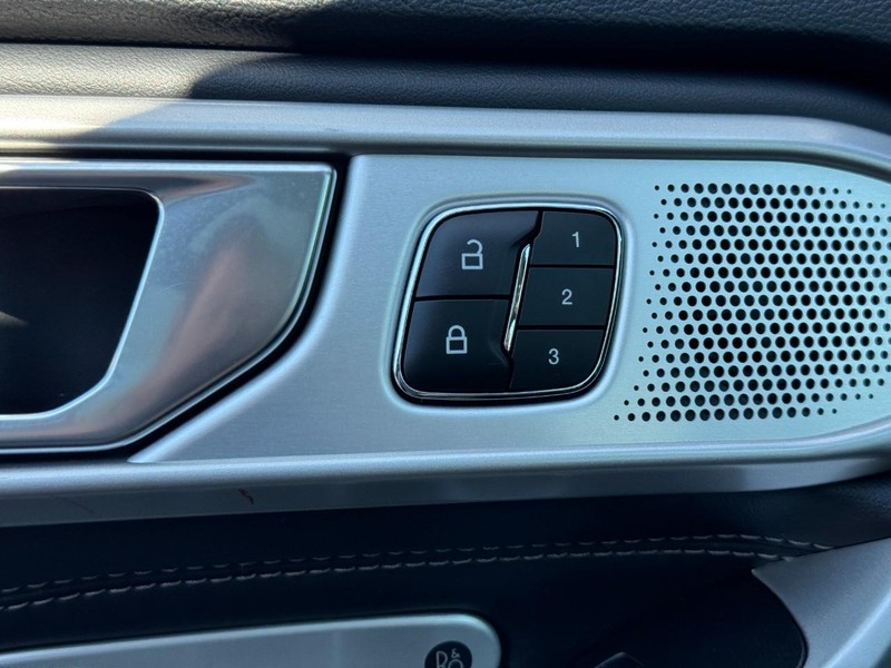 Ford Explorer Vehicle Full-screen Gallery Image 17