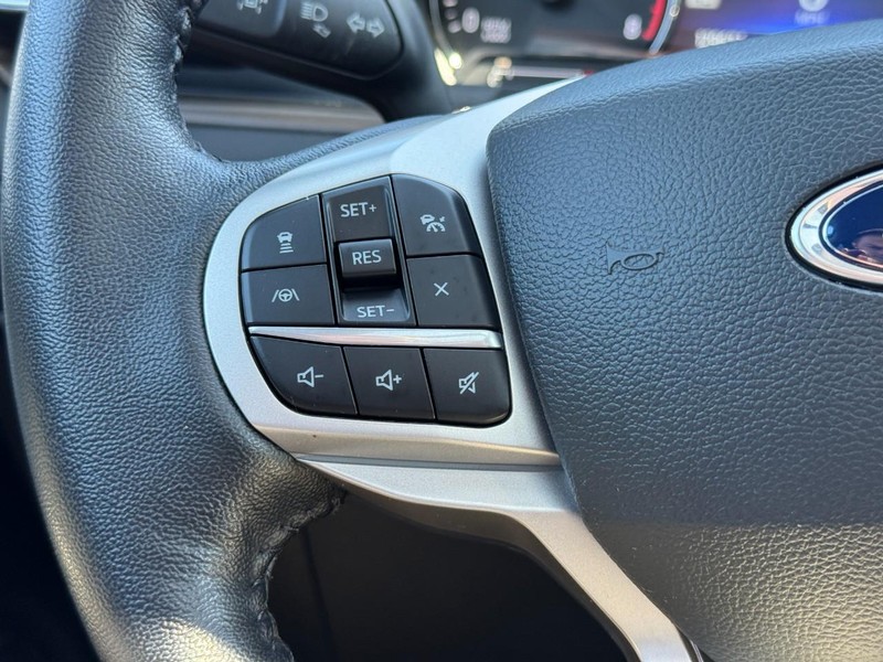Ford Explorer Vehicle Full-screen Gallery Image 18