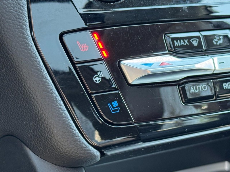 Ford Explorer Vehicle Full-screen Gallery Image 21