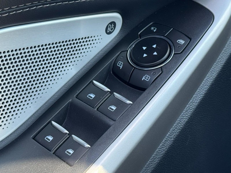 Ford Explorer Vehicle Full-screen Gallery Image 24