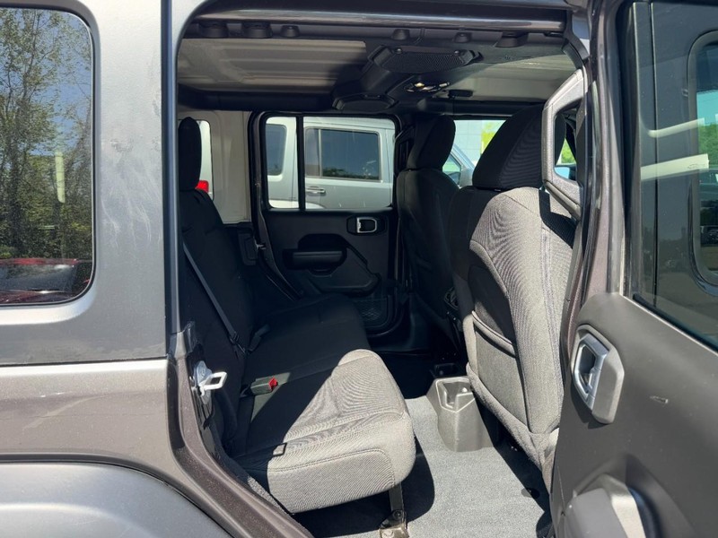 Jeep Wrangler Vehicle Full-screen Gallery Image 10