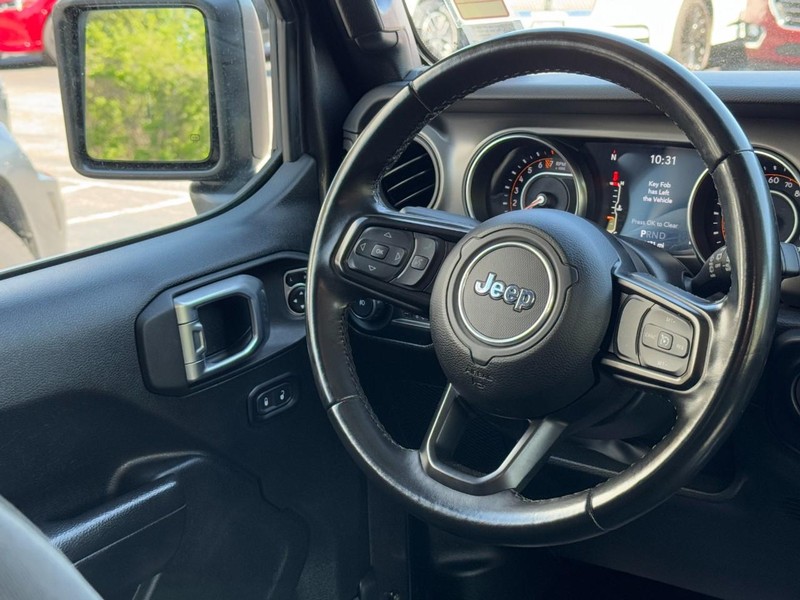 Jeep Wrangler Vehicle Full-screen Gallery Image 12