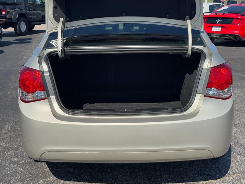 Chevrolet Cruze Vehicle Full-screen Gallery Image 05