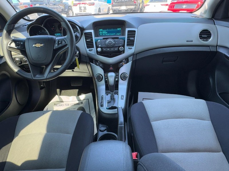 Chevrolet Cruze Vehicle Full-screen Gallery Image 11