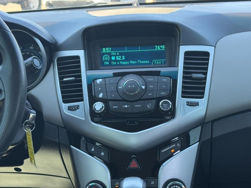 Chevrolet Cruze Vehicle Full-screen Gallery Image 13