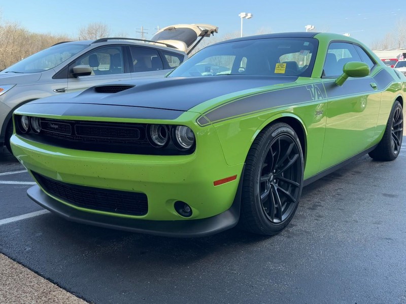 Dodge Challenger Vehicle Full-screen Gallery Image 02