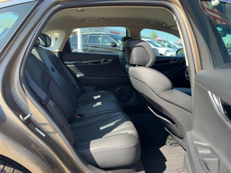 Genesis G80 Vehicle Full-screen Gallery Image 10