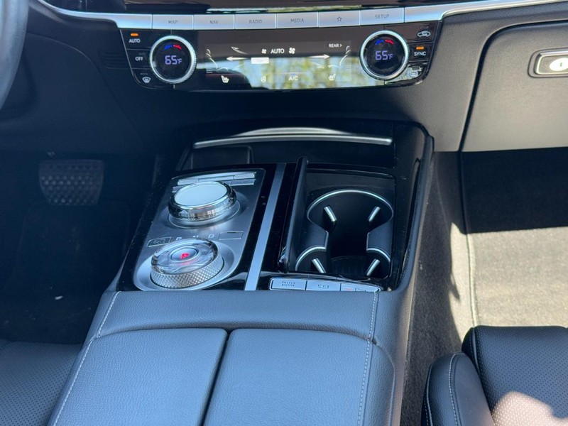 Genesis G80 Vehicle Full-screen Gallery Image 14