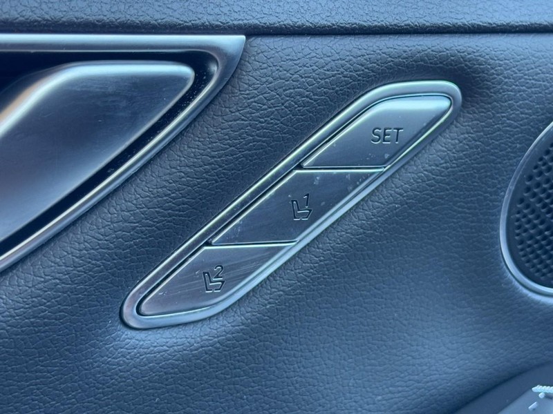 Genesis G80 Vehicle Full-screen Gallery Image 15