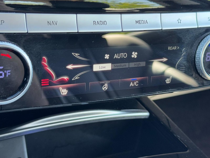 Genesis G80 Vehicle Full-screen Gallery Image 20