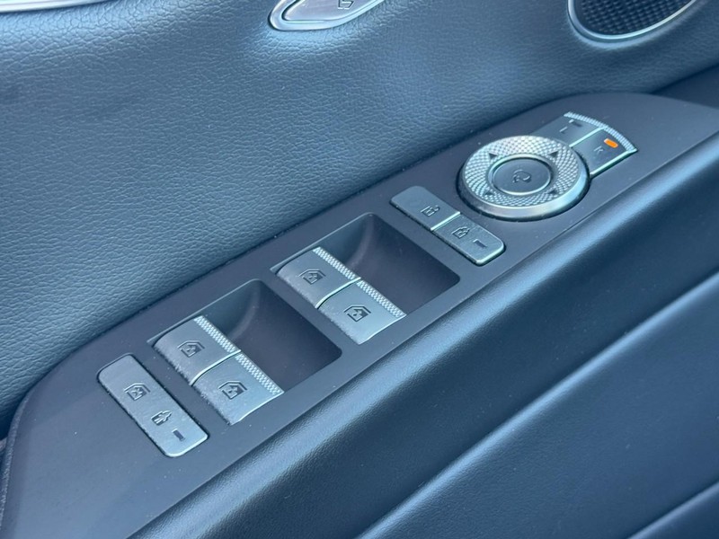 Genesis G80 Vehicle Full-screen Gallery Image 23