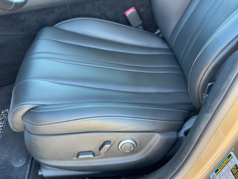 Genesis G80 Vehicle Full-screen Gallery Image 25