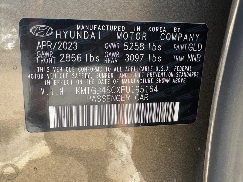 Genesis G80 Vehicle Full-screen Gallery Image 26