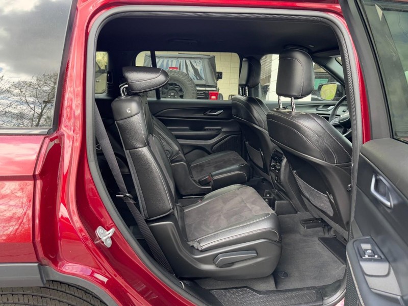Jeep Grand Cherokee L Vehicle Full-screen Gallery Image 10