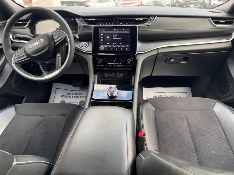 Jeep Grand Cherokee L Vehicle Full-screen Gallery Image 12