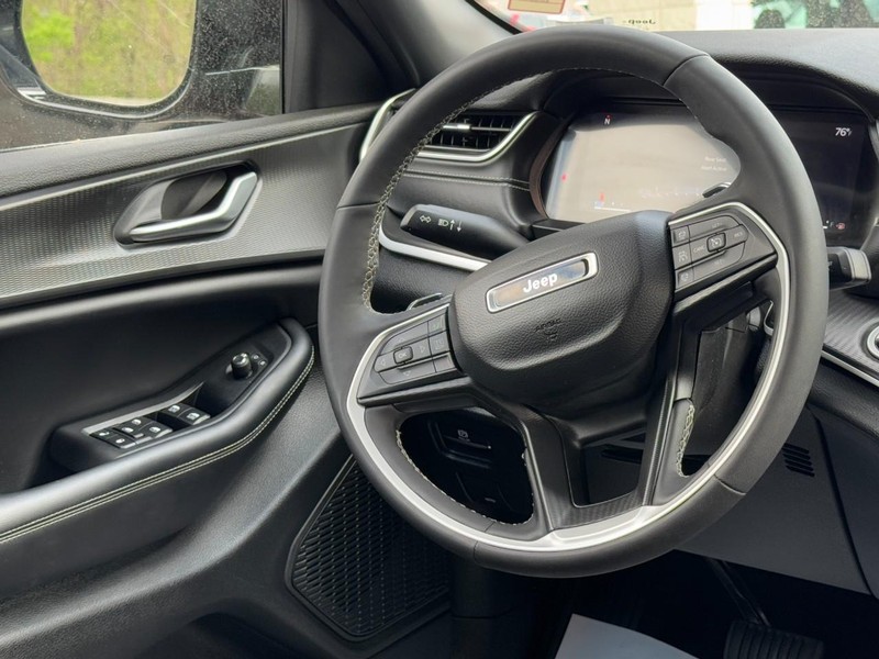 Jeep Grand Cherokee L Vehicle Full-screen Gallery Image 13