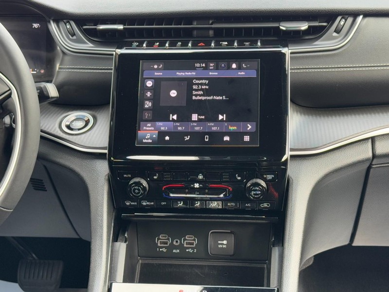 Jeep Grand Cherokee L Vehicle Full-screen Gallery Image 14