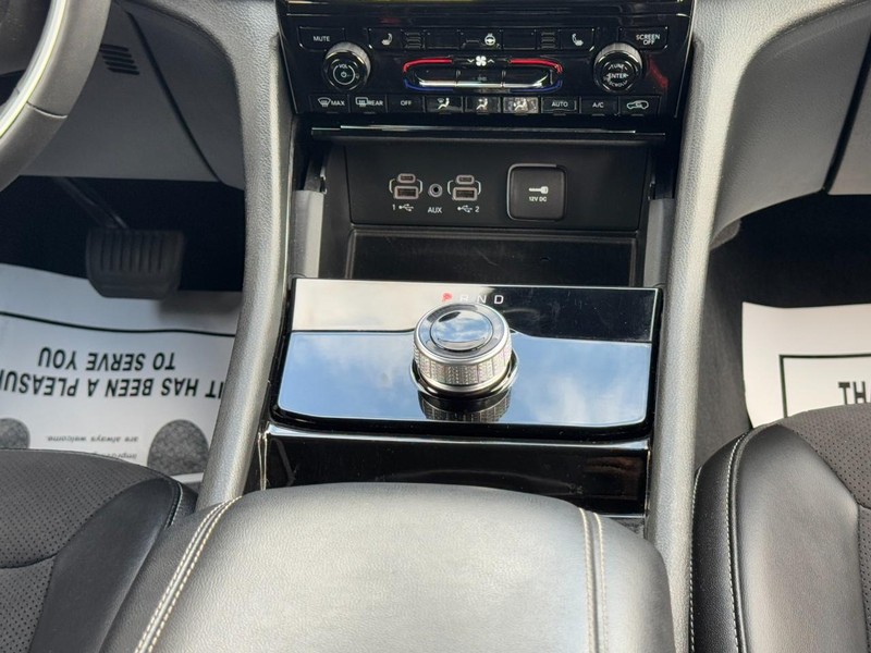 Jeep Grand Cherokee L Vehicle Full-screen Gallery Image 15