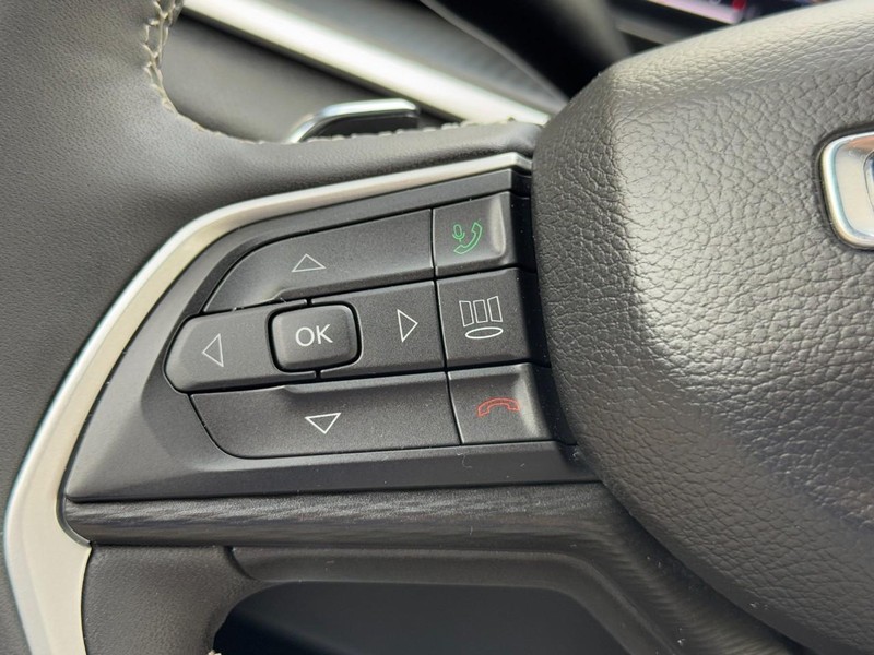 Jeep Grand Cherokee L Vehicle Full-screen Gallery Image 17