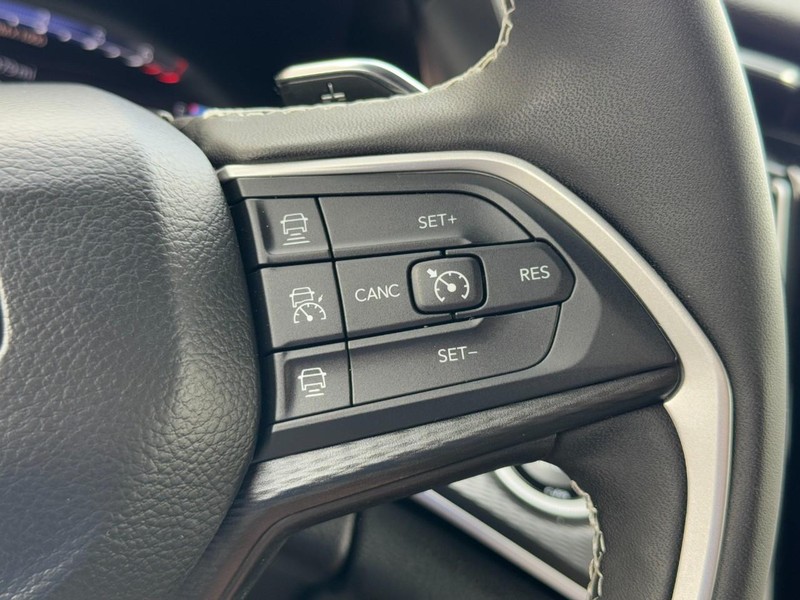 Jeep Grand Cherokee L Vehicle Full-screen Gallery Image 18