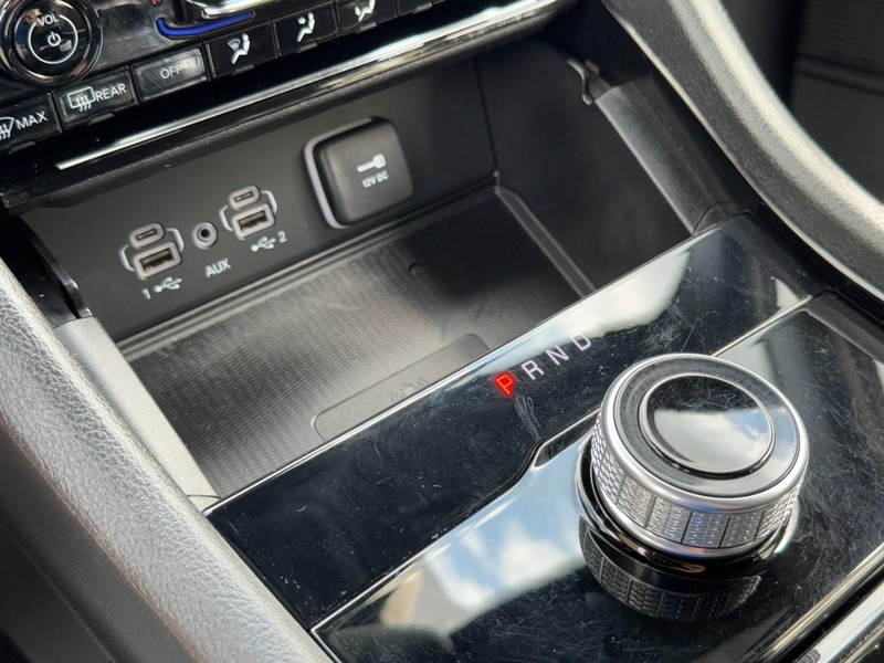 Jeep Grand Cherokee L Vehicle Full-screen Gallery Image 20
