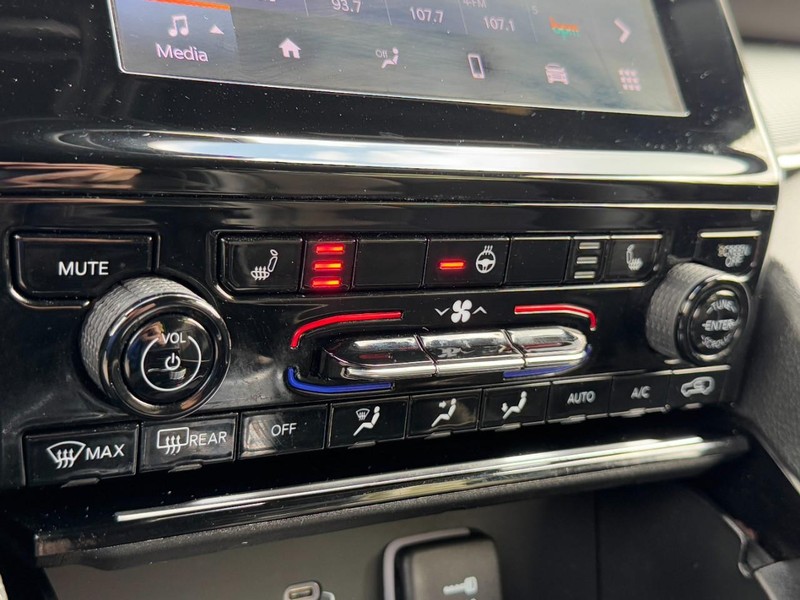Jeep Grand Cherokee L Vehicle Full-screen Gallery Image 21