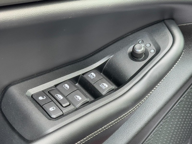 Jeep Grand Cherokee L Vehicle Full-screen Gallery Image 23