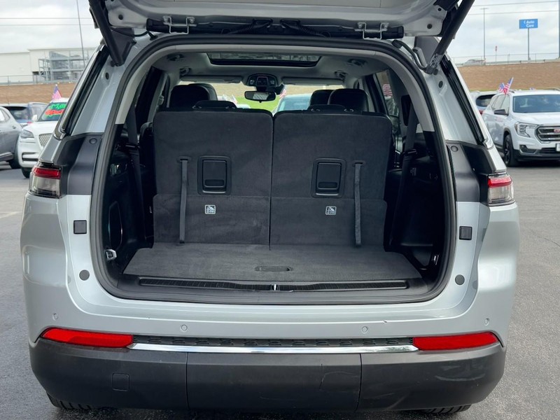 Jeep Grand Cherokee L Vehicle Full-screen Gallery Image 05