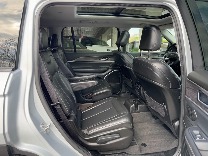 Jeep Grand Cherokee L Vehicle Full-screen Gallery Image 10