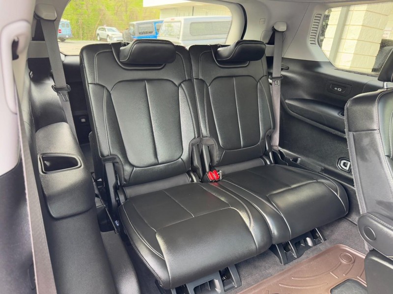 Jeep Grand Cherokee L Vehicle Full-screen Gallery Image 11