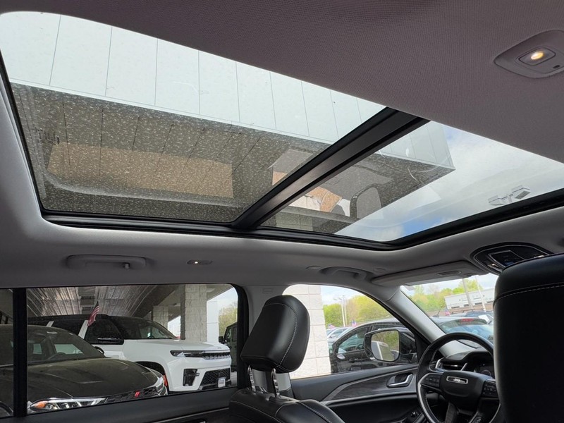 Jeep Grand Cherokee L Vehicle Full-screen Gallery Image 12