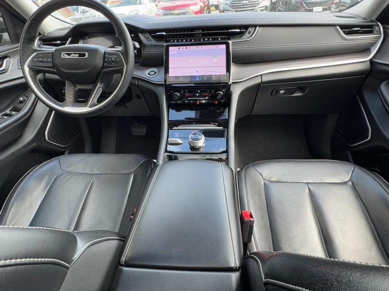 Jeep Grand Cherokee L Vehicle Full-screen Gallery Image 13