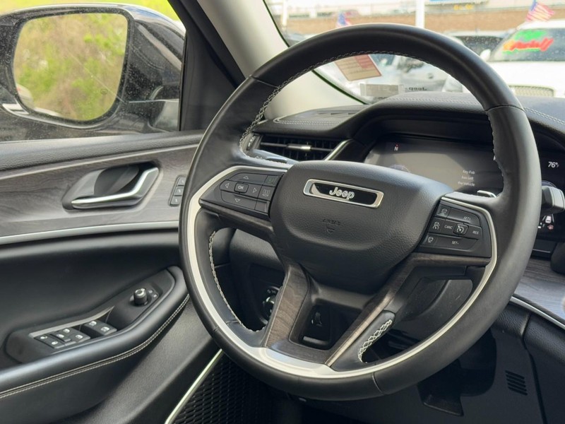 Jeep Grand Cherokee L Vehicle Full-screen Gallery Image 14
